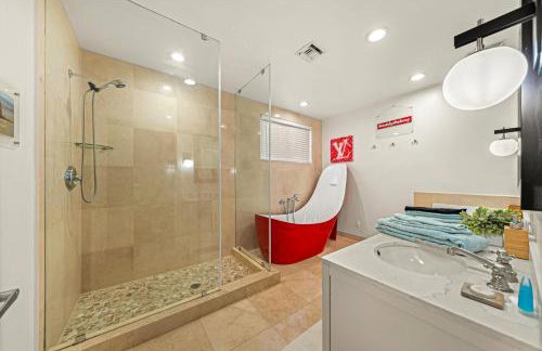 Walk to Hollywood Beach: Luxury Family Getaway! - Photo 25