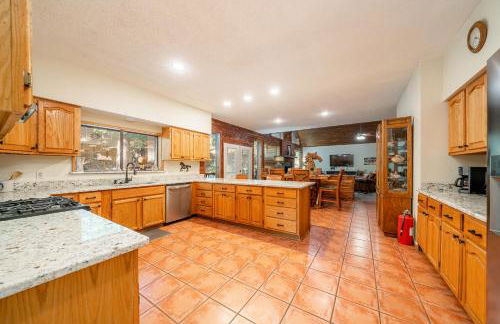 Luxury Rock Creek Cabin w Deck by Lake Hamilton - Foto 12