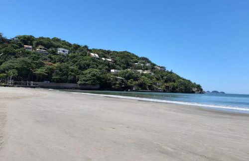 GUARUJÁ ASTURIAS, LAZER COMPLETO, AR CONDICIONADO E VARANDA GOURMET - Foto 3