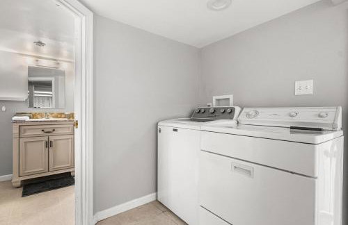 Charming 4BR Retreat in Arlington Sleeps 12 NearDC - Foto 52