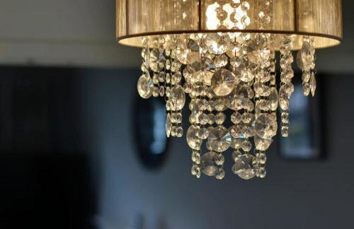 Superb 3 bed house, homely comforts close to supermarkets, with private parking on gated premise - Photo 40