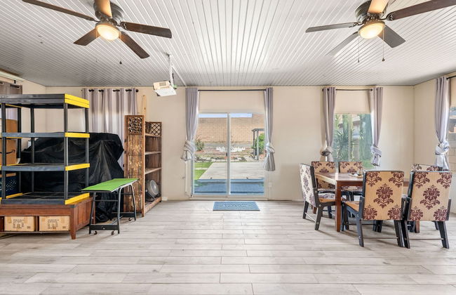 Spacious Family Retreat w Garden Modern Comfort - Photo 24