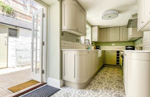 Beautiful 2 Bedroom Cottage with Private Courtyard in Arundel Centre - Foto 1