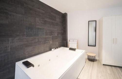 Moonkey - Apartamento mediterráneo con jacuzzi y luz natural - Photo 4