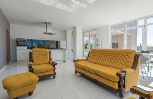 Three-Bedroom Holiday Home In Kozino - Photo 2