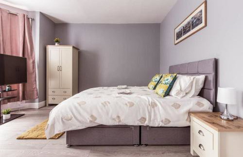 4 bedroom house, 2 Min Walk From Station - Photo 26