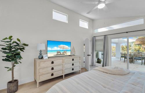 NEW LISTING! Reel Joy Waterfront Luxe with Pool and Private Dock home - Foto 23