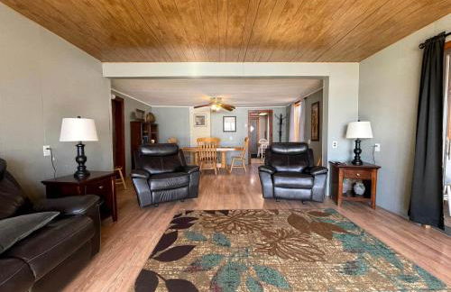 Embrace Nature in this Breathtaking Cottage in Portage Lake, Maine - Foto 17