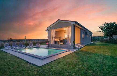 Family holiday house with private pool and playground - Foto 1