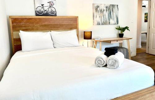 Treehouse is a Quaint 2 BR in an Up-and-Coming Part of Town, Pet Friendly with Fenced Yard and lounge area that is Close to Downtown Tampa - Foto 34