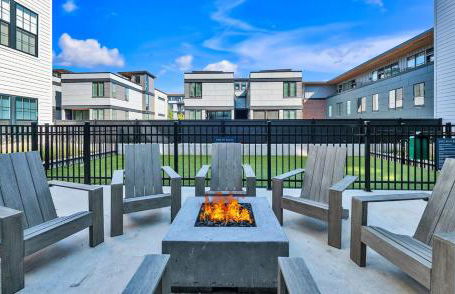 Cozy 1BR with Private Balcony, Gym, Pool & Workspace - Foto 26