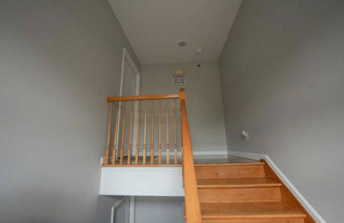 Newark Liberty Brick House - Private Bedroom 3 - Foto 39