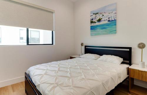 Modern Luxe Retreat Four-Bedroom - Photo 23