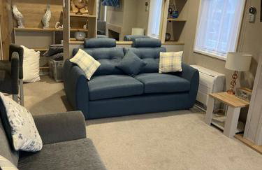 Chichester Lakeside Holiday Park Lakefront Lodge - Foto 7