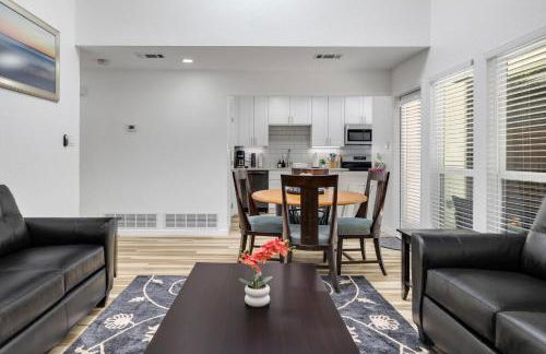 Arlington Entertainment District Home Green & White Door - Foto 78