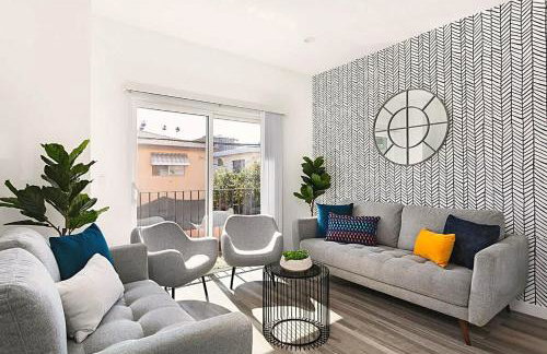 Enjoy Stylish 4BR Townhouse Sleeps 8 with Wi-Fi - Foto 2