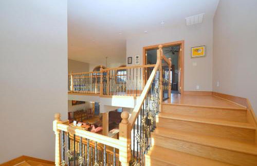 Redbud Keep - Unique Features, Movie Set Decor, Grill, Wifi, Family Friendly, Hiking, Billiard Table, Movie Theater Room, Fireplace, Golfing, View, 2 King Beds - Foto 35