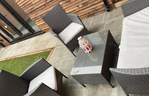 Studio - Sleeps 2 - Pet friendly - Parking - Photo 10