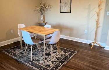 Spacious 2 Bed, 2 Bath Uptown Gem in the Heart of the City-Parking-Wi-Fi-Balcony-Walk to BOA Stadium - Foto 20