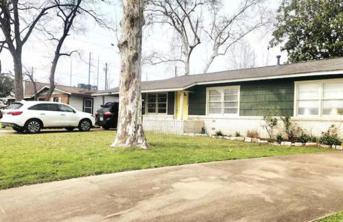 A Rare find - Bright, Warm, Charming Central Austin Home - Photo 6