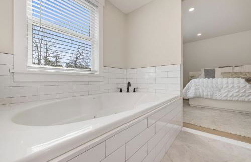 Renovated & Sophisticated Home Near Beach & Shops! - Photo 57