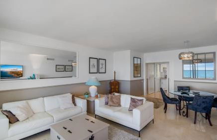 Beach-line apartment with 3 bedrooms in Estepona - Photo 7