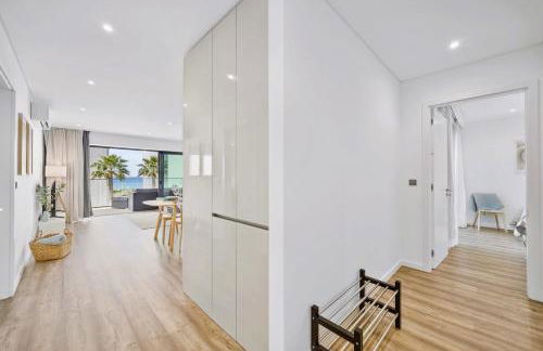 Bright Modern Beachside Apartment with Pool & Seaview - Foto 12