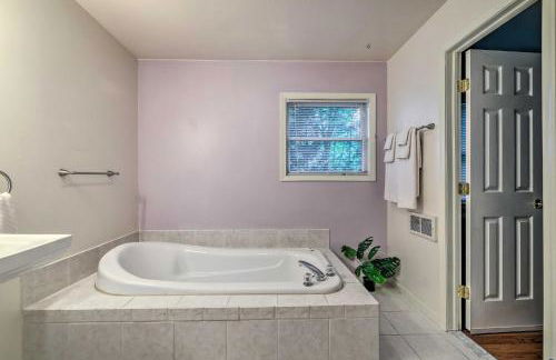 Hot Tub and Yard Stroudsburg Home in Poconos - Foto 17