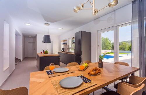 VILLA ALMIC with heated pool, 5 bedrooms, Gaming room, a multi-use playground court - Photo 15