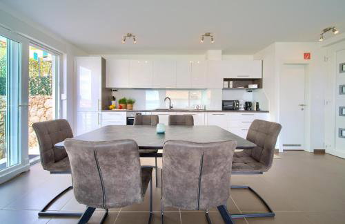 VILLA SOLIS LACUS modernes Apartment - privater beheizbarer Pool- Klimaanlage - private Parkplätze - Foto 11