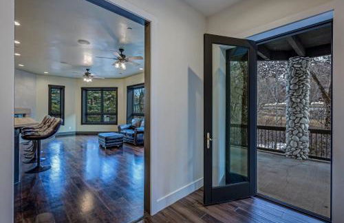 Cozy mountain home w riverfront patio - Foto 80