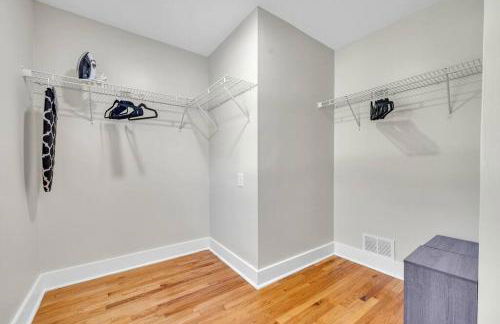 Modern Luxury with Pool Table 3BR-5BD Sleeps 10 - Foto 4