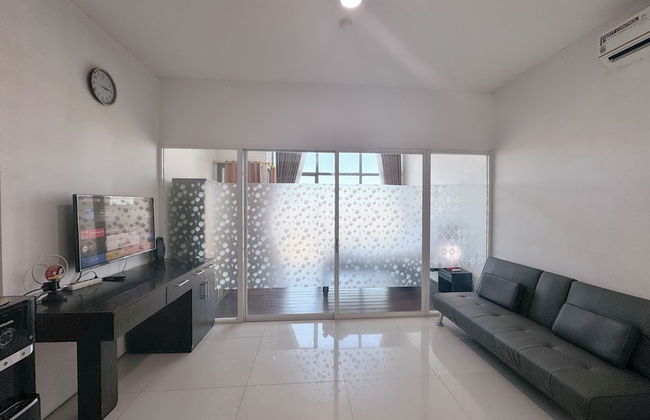 Good Location And Relaxing 1Br Apartment At Aryaduta Residence - Photo 10