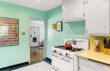 Spanish Revival Charm in Silver Lake w Patio BBQ Walkable Location Maltman Manor by AvantStay - Photo 13