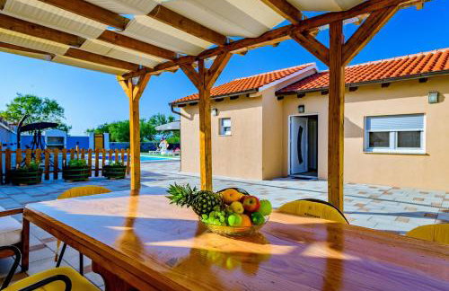 Countryside holiday home - pool - big terrace - Foto 10