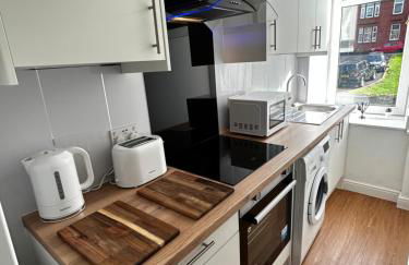 THE LAZY LION - Spacious 2 Bedroom - Town Centre Holiday Home Apartment - Photo 26