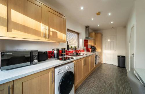 Cosy 3-Bed House With Parking, 5 Mins to QE & Uni - Photo 71