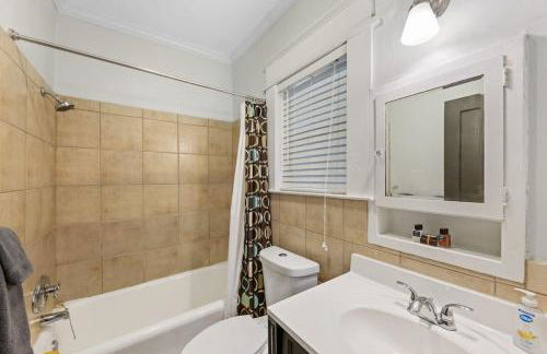 Vibrant and Cozy 2BR near Uptown with Balcony - Foto 7