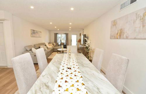 Luxury Oasis Getaway w/pool 15 mins from beach - Foto 5