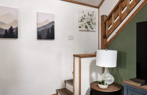 Cozy cabin w hot tub, fire pit & pet-friendly - Foto 15