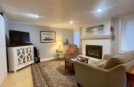 Near downtown with hot tub sleeps seven - Foto 3