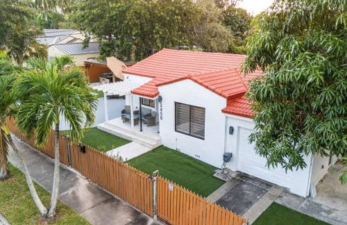 Luxury Retreat 3B ,2Ba POOL , Coral Gables Center - Photo 26