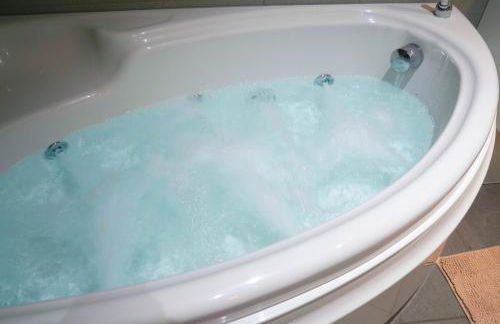 Lux 5 Bed sleeps 11, 10 mins from Wembley Stadium, Jacuzzi and Steam Shower - Photo 15