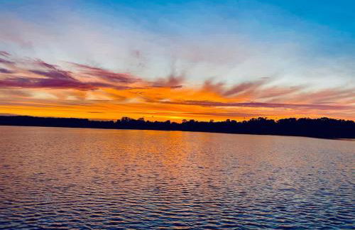 Lake Front Home with Pool and Stunning Views - Foto 1