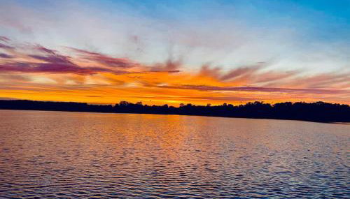 Lake Front Home with Pool and Stunning Views - Foto 1