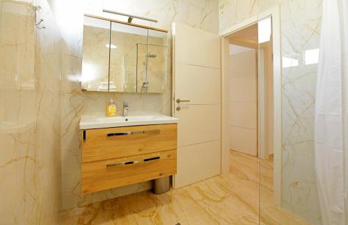 Modern 2-Bed Apt, Late check in available - Photo 16