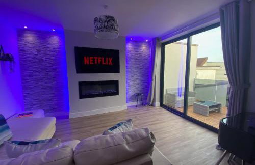 The Alice Apartment - by Coastline Retreats - Balcony Apartment - Alice in Wonderland Themed Secret Room - Luxury Copper Bath in Master Bedroom - Foto 11