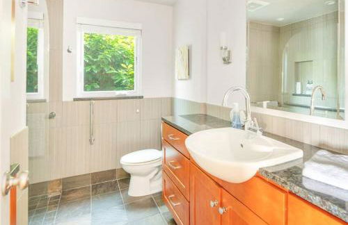 Quintessential Seattle Water Views w HotTub - Foto 15