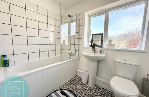 Stylish 3-Bedroom St Helens Home with Parking & Wi-Fi - Foto 17