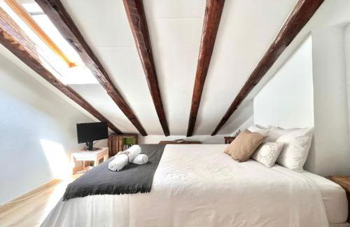 Apartment in monumental square Madrid Center - Photo 32